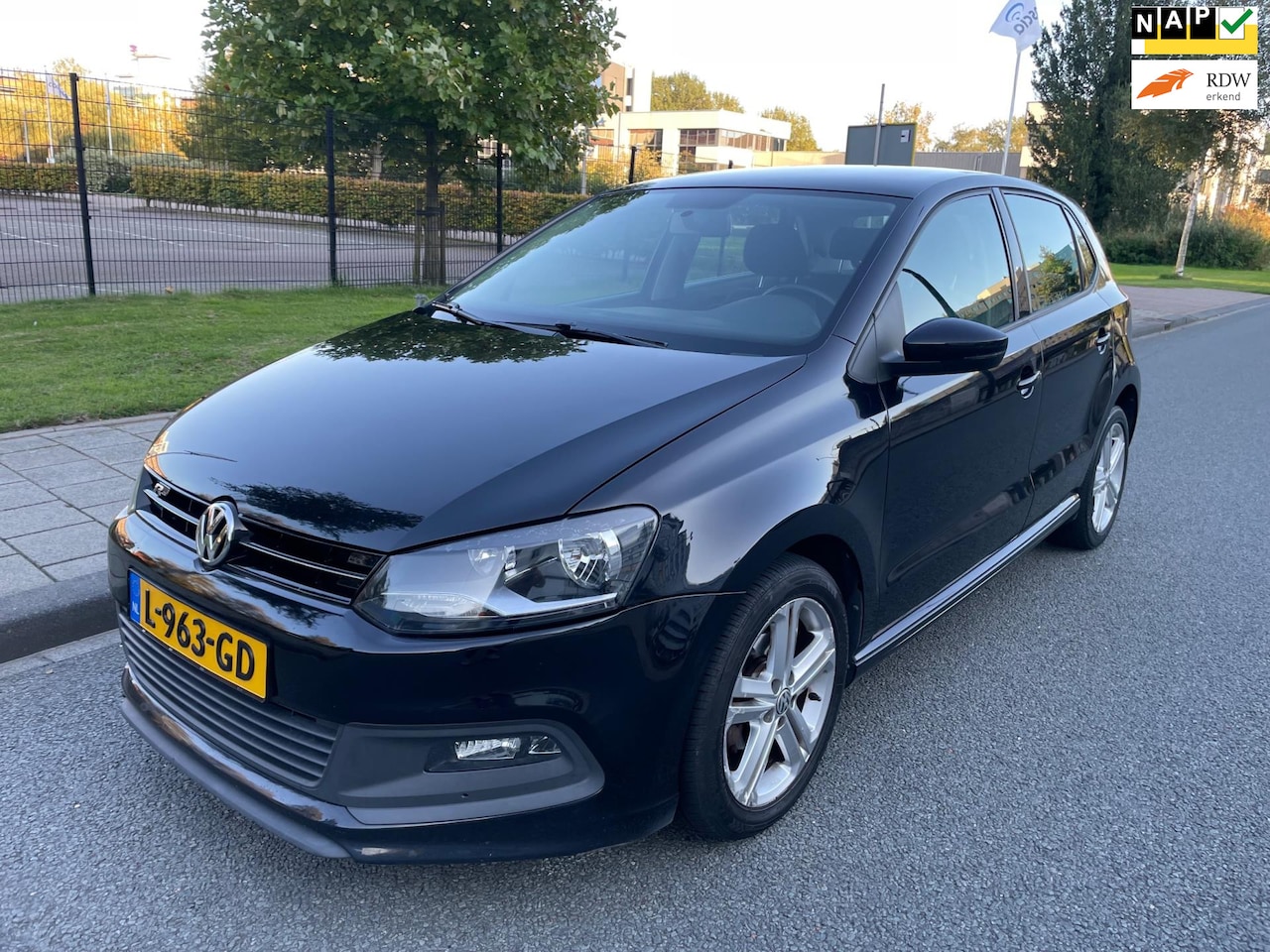 Volkswagen Polo - 1.2 R-LINE | Airco | Sportieve Look - AutoWereld.nl