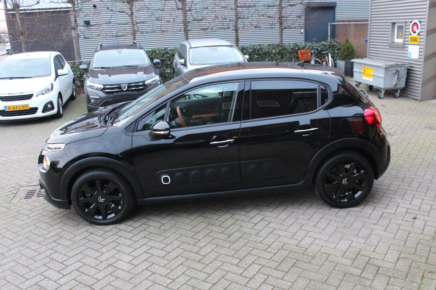 Citroën C3 - 1.2 PureTech Shine EAT6 Pano-Half Leder-17 Inch-Apple Carplay-Dodehoek Detectie-Camera - AutoWereld.nl