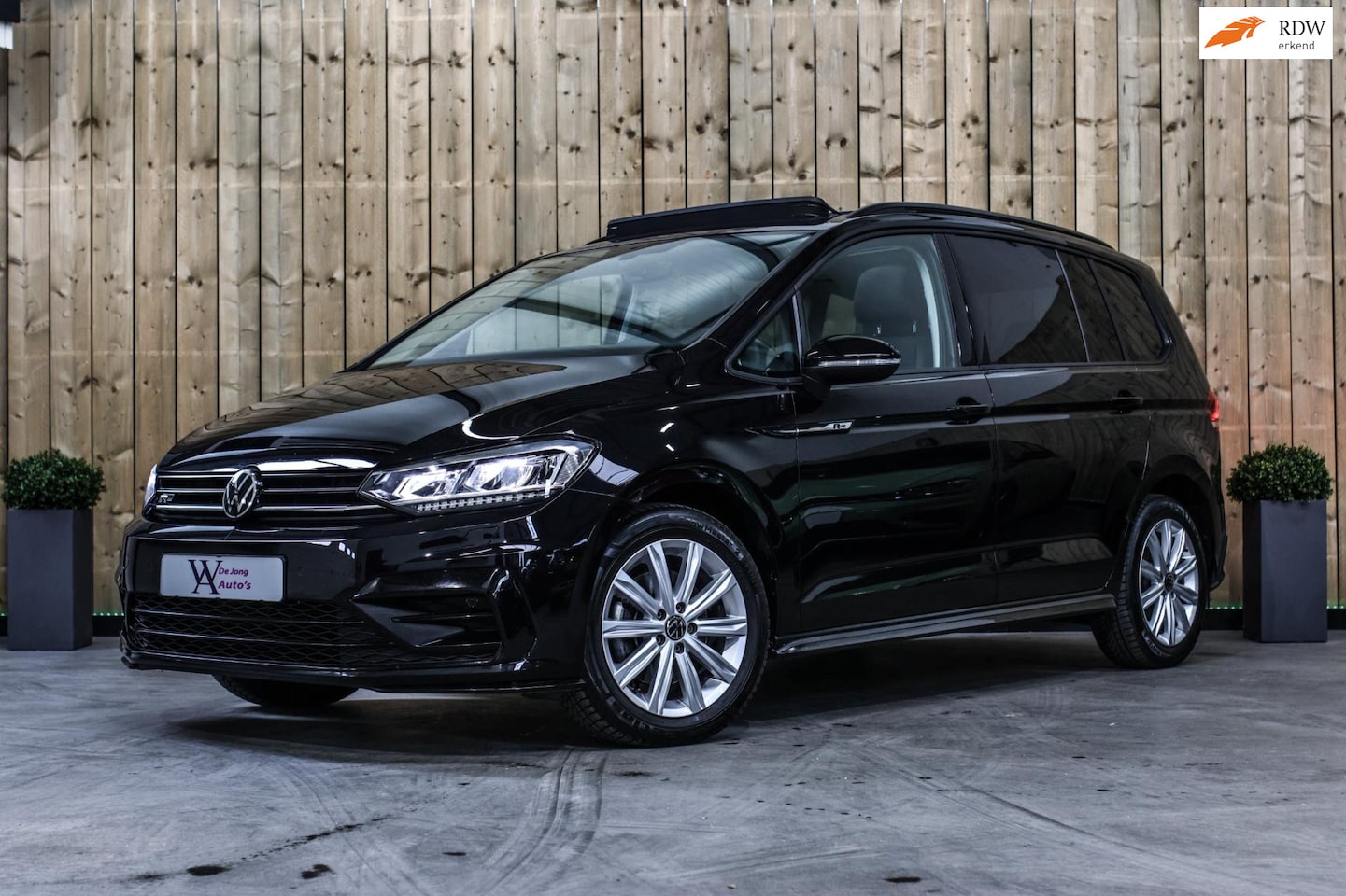 Volkswagen Touran - 1.5 TSI R-Line 7p *Pano*Virtual*Camera*Led*Stoelverwarming* - AutoWereld.nl