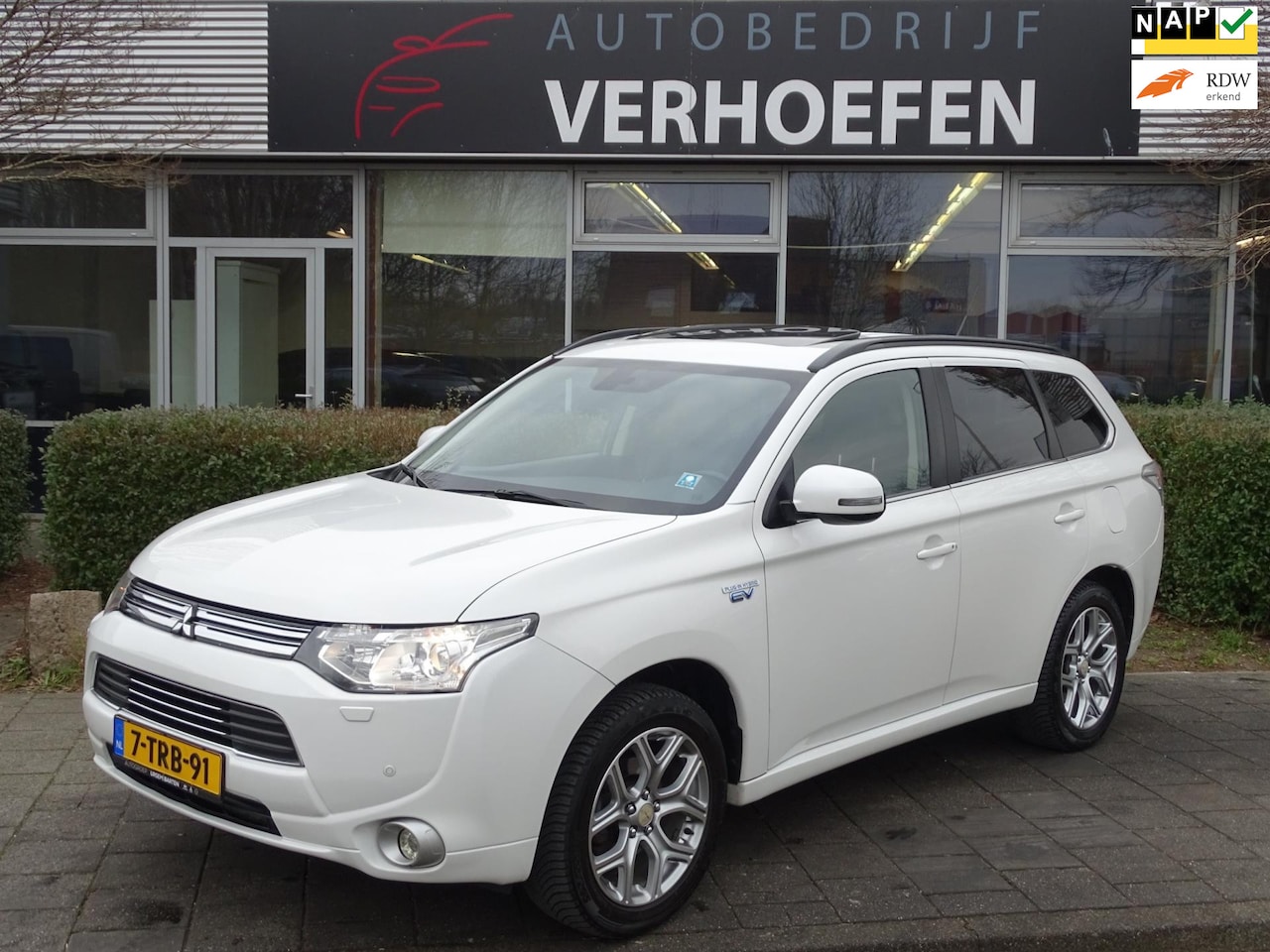 Mitsubishi Outlander - 2.0 PHEV Instyle+ - PANORAMADAK - CLIMATE CONTROL - NAVIGATIE - LANE ASSIST - STOELVERWARM - AutoWereld.nl