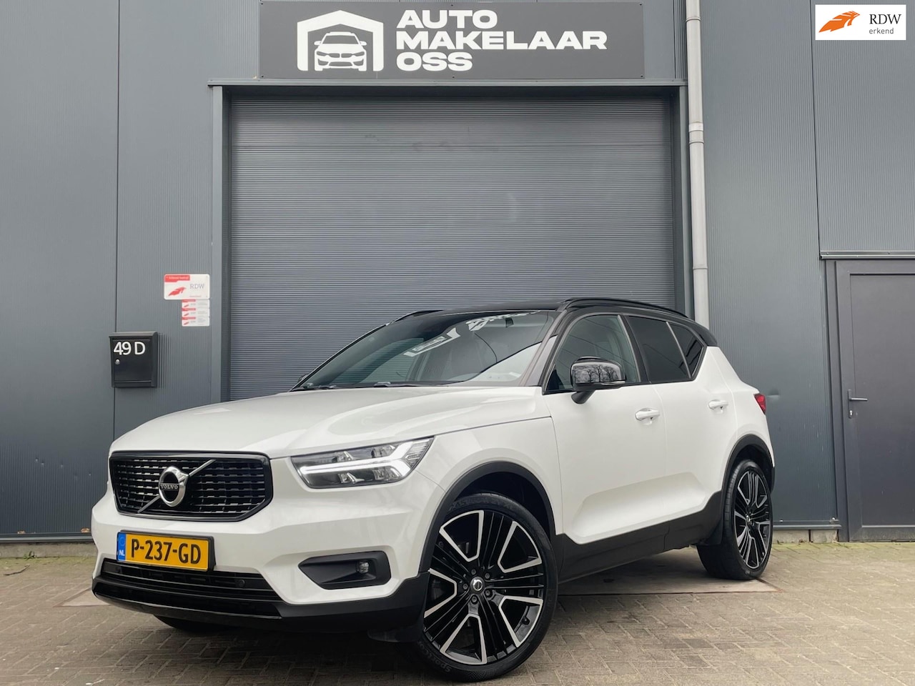 Volvo XC40 - 2.0 T5 AWD R-Design Intro Edition CARPLAY HARMAN/KARDON KEYLESS PANO CLIMA NAVI BLUETOOTH - AutoWereld.nl