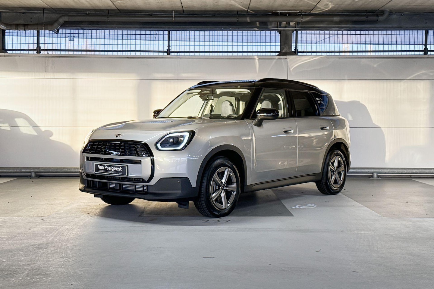 MINI Countryman - 1.5 C Classic M Plus | Pakket M Plus | Dak en spiegelkappen in Jetblack - AutoWereld.nl