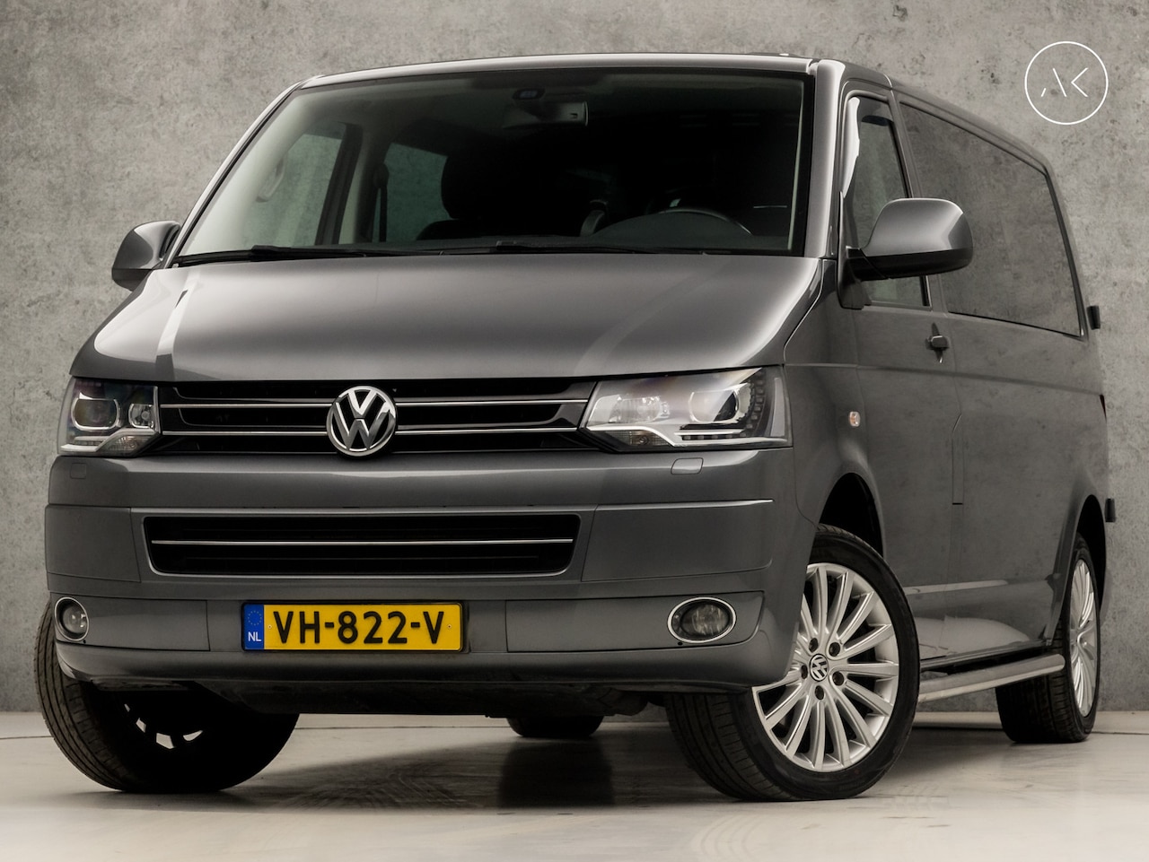 Volkswagen Transporter - 2.0 TDI L2H1 Highline 180Pk Automaat (NAVIGATIE, LEDER, XENON, 5 ZITPLAATSEN, GETINT GLAS, - AutoWereld.nl