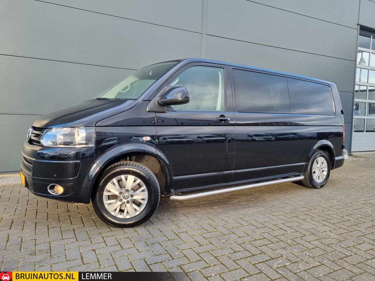 Volkswagen Transporter - 2.0 TDI L2H1 DC Navi leer 140 PK - AutoWereld.nl