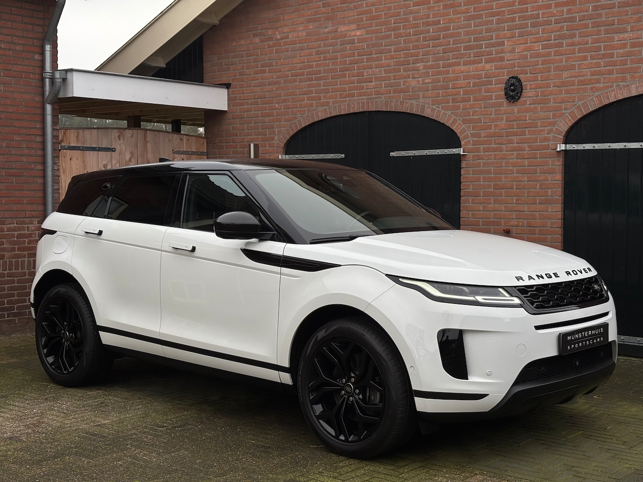 Land Rover Range Rover Evoque - 2.0 P300e AWD R-Dynamic SE Blackpack facelift virtueel cockpit 360camera - AutoWereld.nl