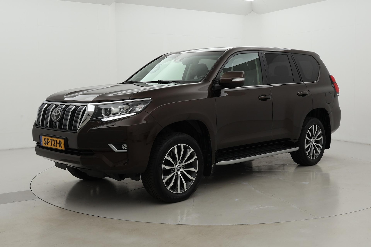 Toyota Land Cruiser - 7 pers. 2.8 D-4D Executive | Trekhaak | Panoramadak | JBL | Leder - AutoWereld.nl