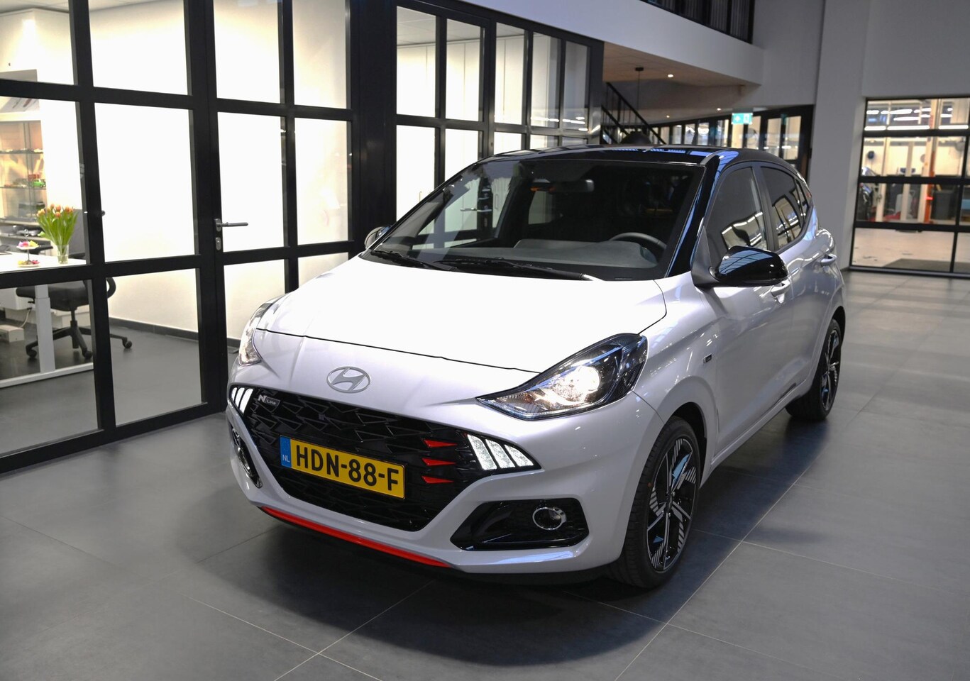 Hyundai i10 - 1.0 T-GDI 5MT N Line 5-zits Lumen Gray metallic/black roof  *Nieuwe auto* *Net binnen* - AutoWereld.nl