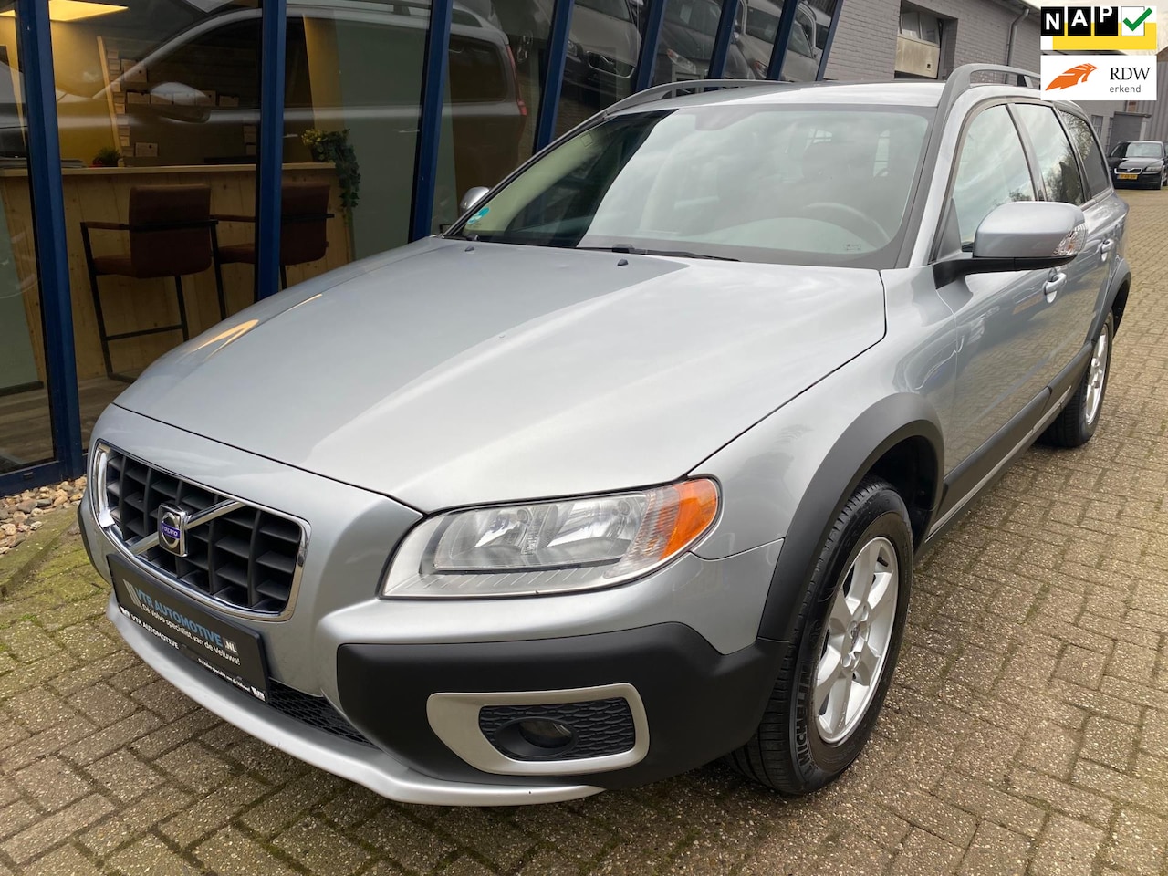 Volvo XC70 - 3.2 Momentum AWD Automaat LEER / NAVI / TREKHAAK - AutoWereld.nl