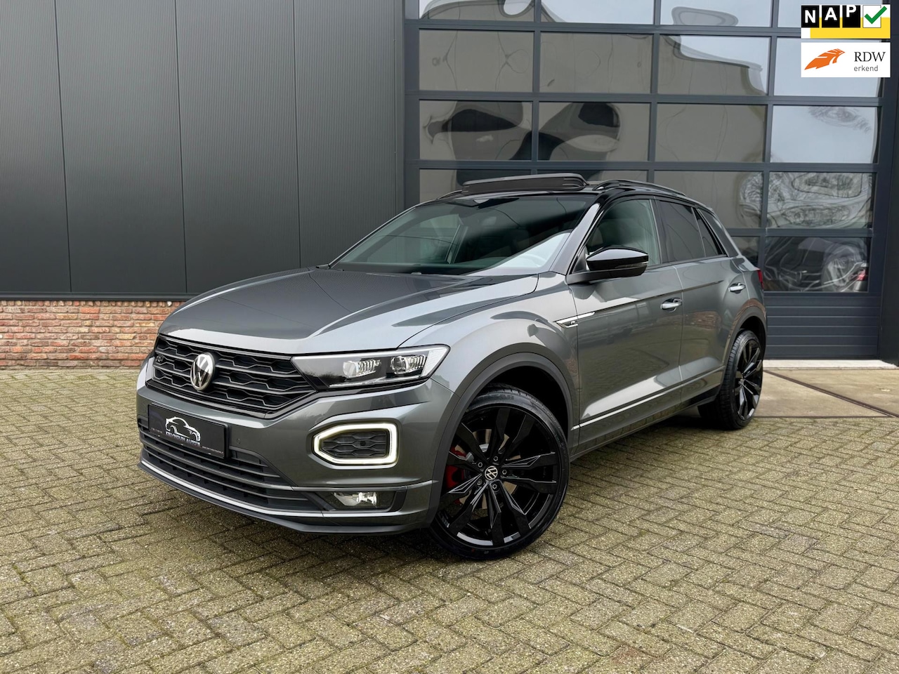 Volkswagen T-Roc - 1.5 TSI R-Line Blackstyle/Pano/Led/Virt/Garantie - AutoWereld.nl