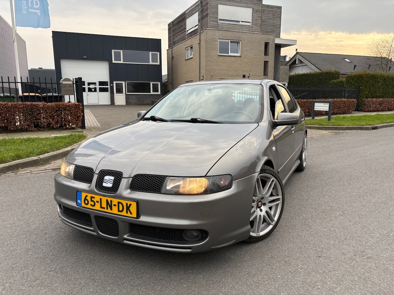 Seat Leon - 1.8-20VT Topsport 18''velgen/6BAK/Verlaagd/Sportdemper/Rs4 velgen - AutoWereld.nl