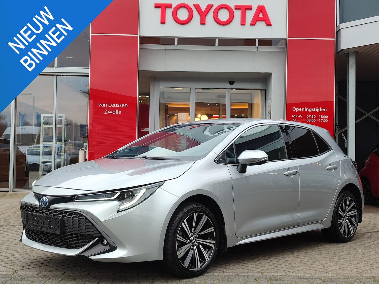 Toyota Corolla - 1.8 Hybrid Dynamic STOEL/STUURVERW BLIND SPOT NAVI KEYLESS LED APPLE/NDROID 17' LM-VELGEN - AutoWereld.nl