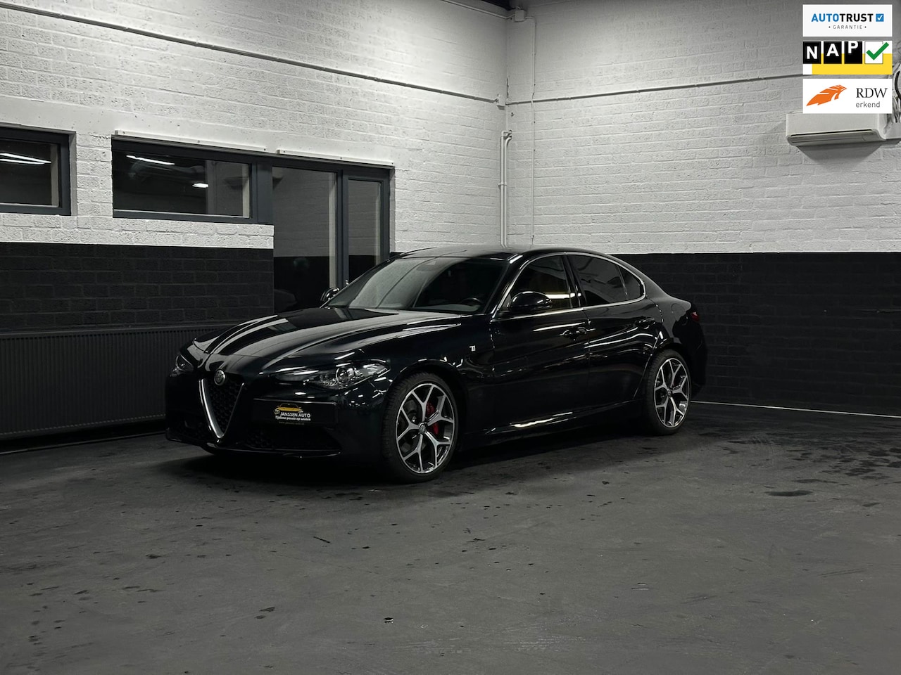 Alfa Romeo Giulia - 2.0T TI 2.0T TI, Leder, Pano, H&K, Camera, Automaat, zeer volle uitvoering,1e eigenaar - AutoWereld.nl