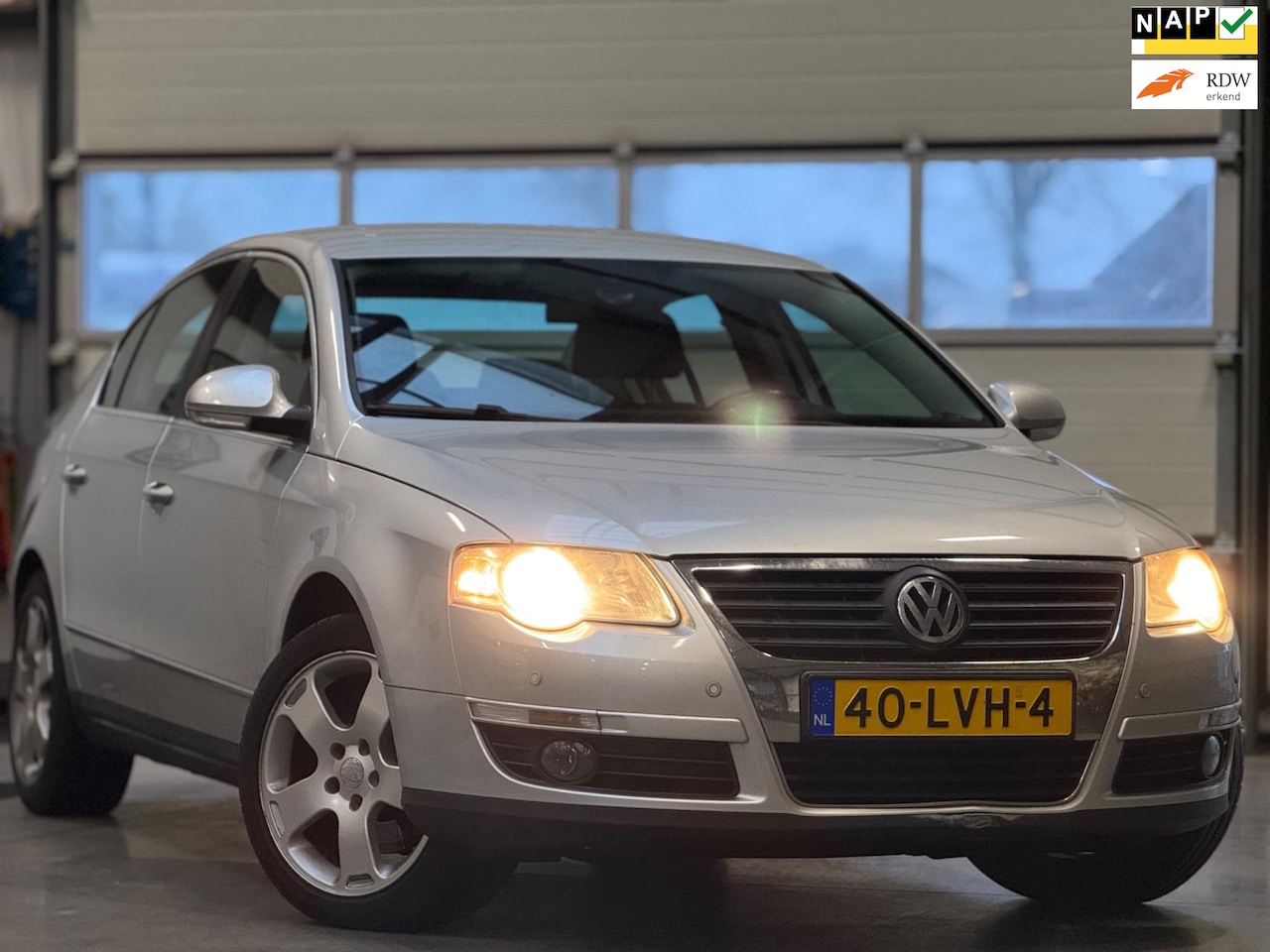 Volkswagen Passat - 1.6 FSI|Airco|Cruise|Trekhaak|Stoelverwarming - AutoWereld.nl