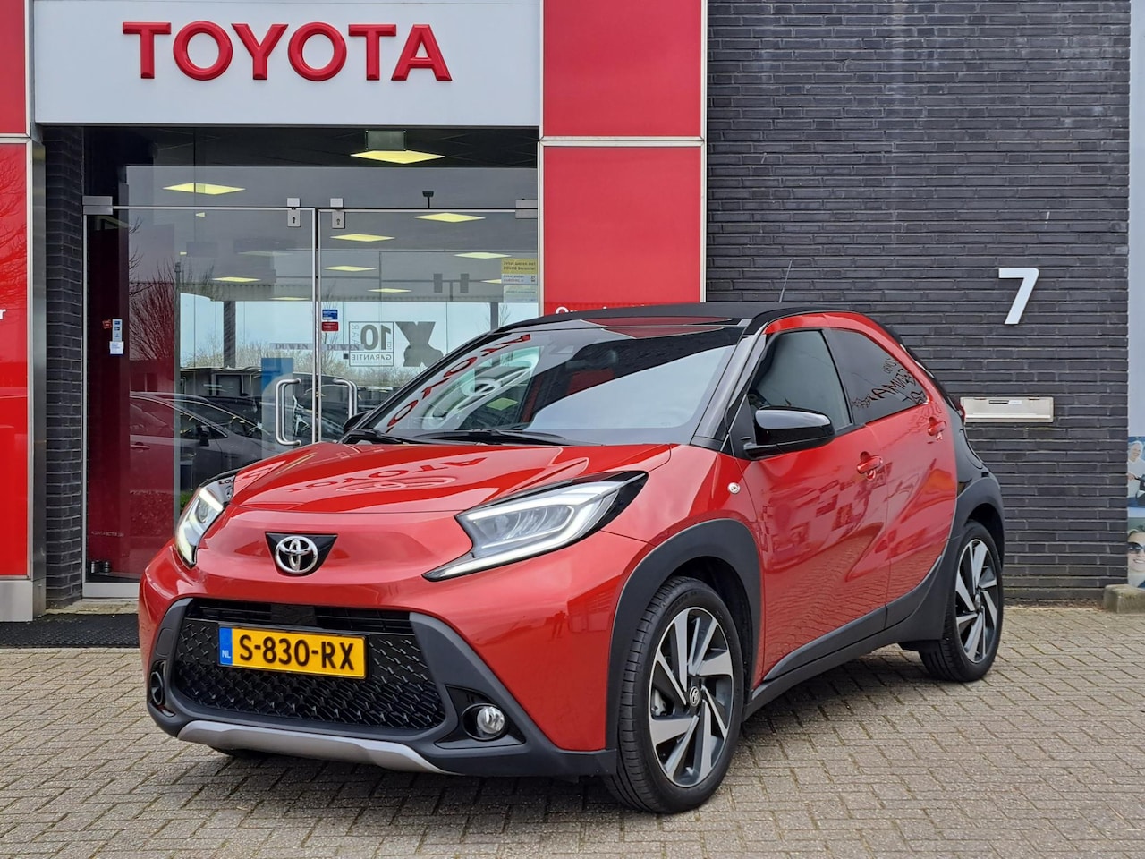 Toyota Aygo X - ENVY CABRIODAK 18"LMV JBL-AUDIO CLIMA LED PRIVACY-GLASS NAVI - AutoWereld.nl