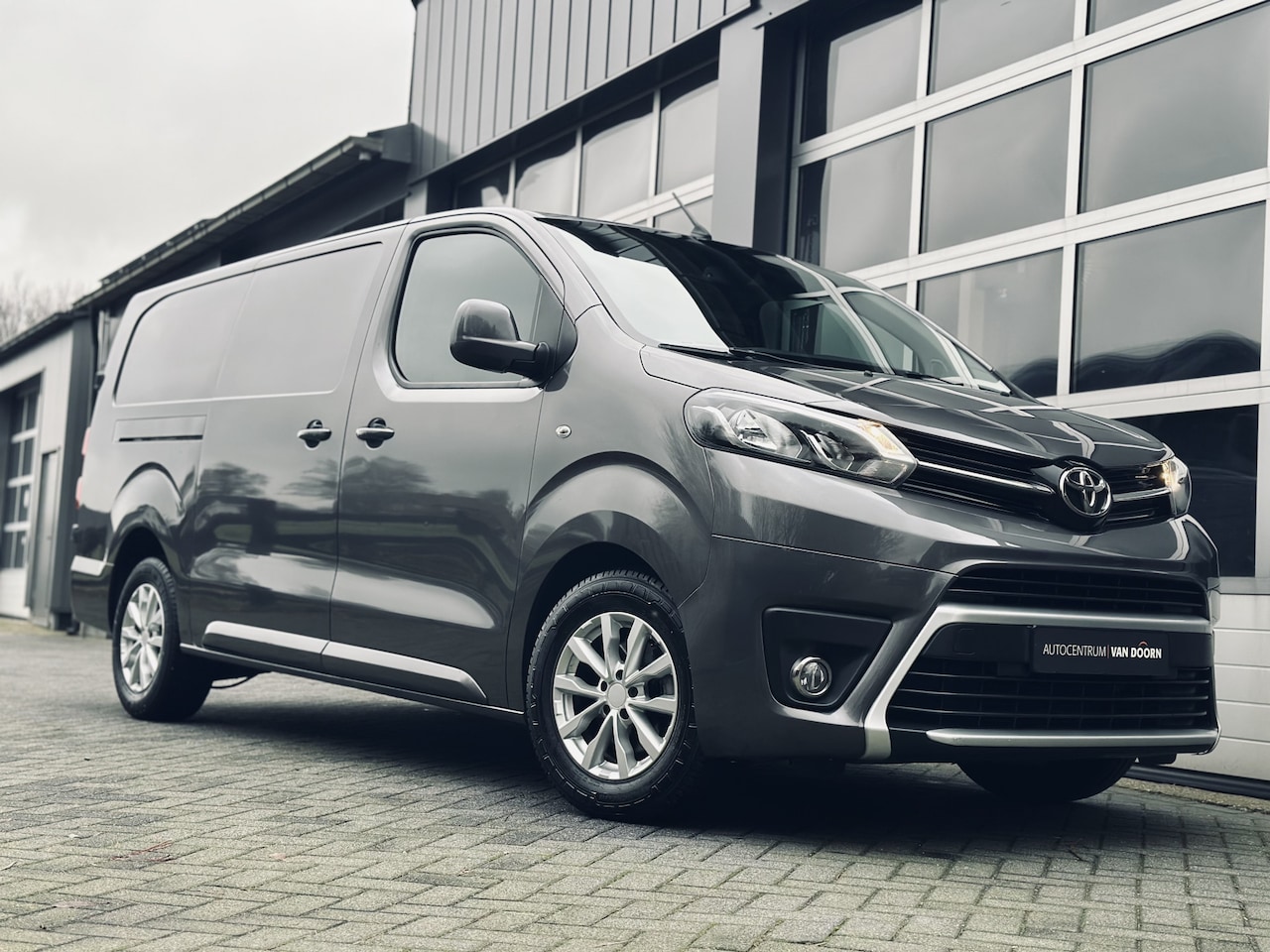 Toyota ProAce Worker - 2.0 D-4D Automaat | 2x schuifdeur | Professional | Long | Leer | Navigatie | Camera | Trek - AutoWereld.nl