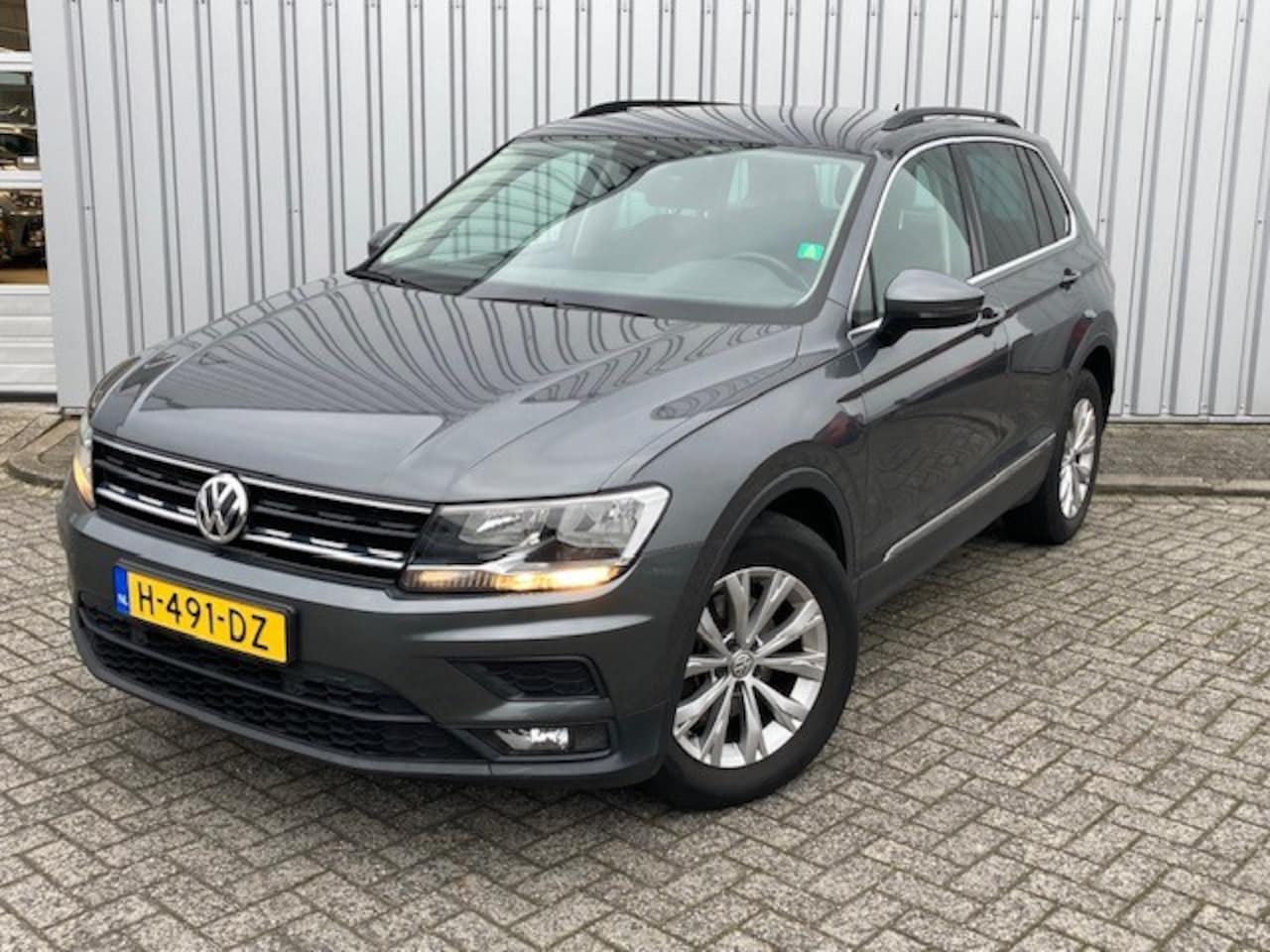 Volkswagen Tiguan - 1.5 TSI 131pk Comfortline | 1e eigenaar | Adaptief cruise control | Trekhaak | Privacy gla - AutoWereld.nl