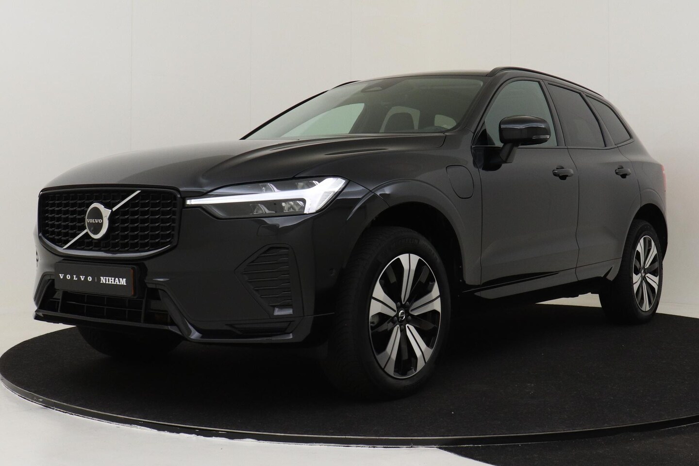 Volvo XC60 - T8 AWD ULTIMATE DARK PLUG-IN -PANO.DAK|TREKHAAK|360°CAM|LUCHTVERING|MEMORY-SEATS|HEAD-UP D - AutoWereld.nl