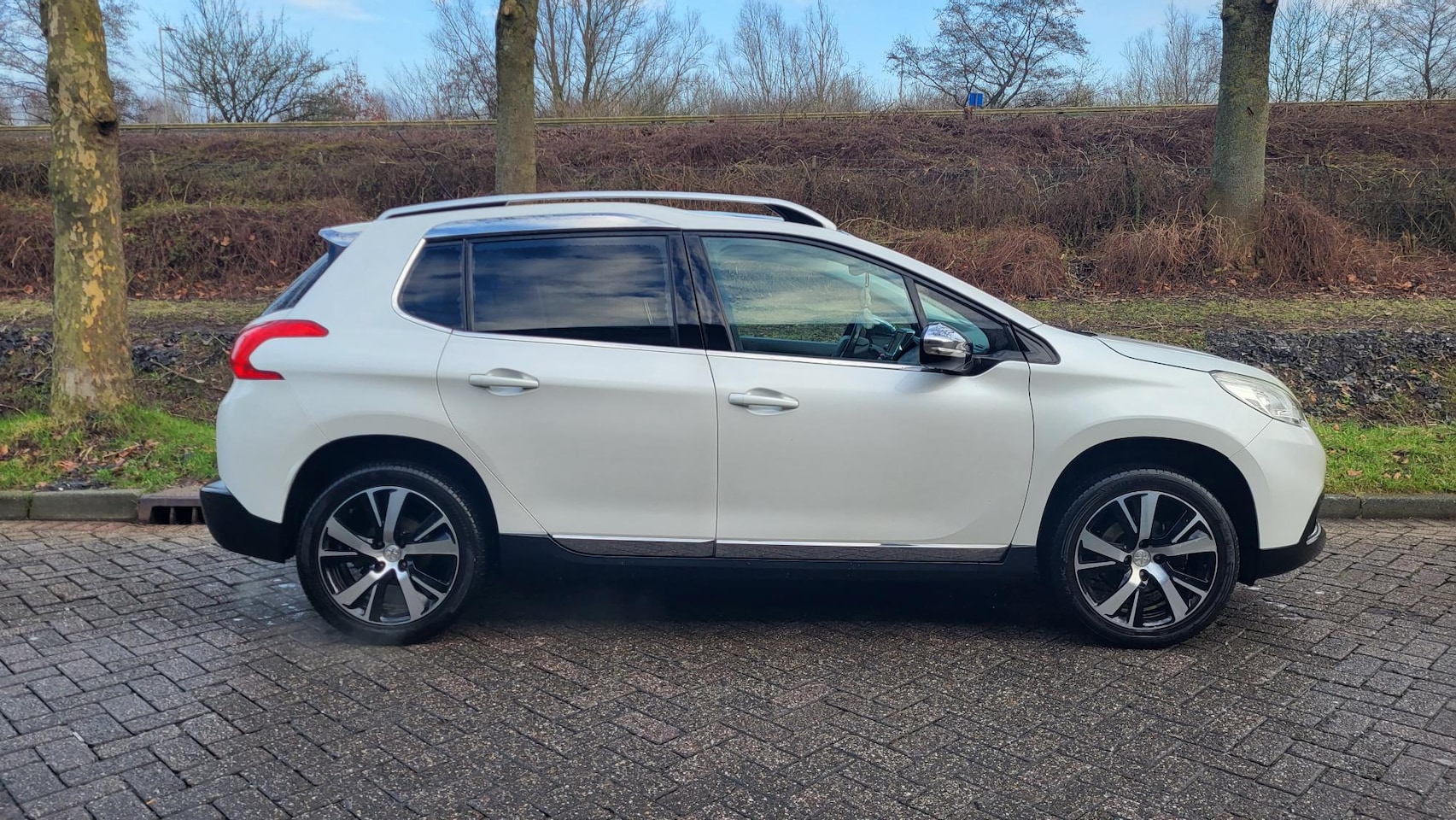 Peugeot 2008 - 1.2 PureTech Allure Turbo met trekhaak - AutoWereld.nl