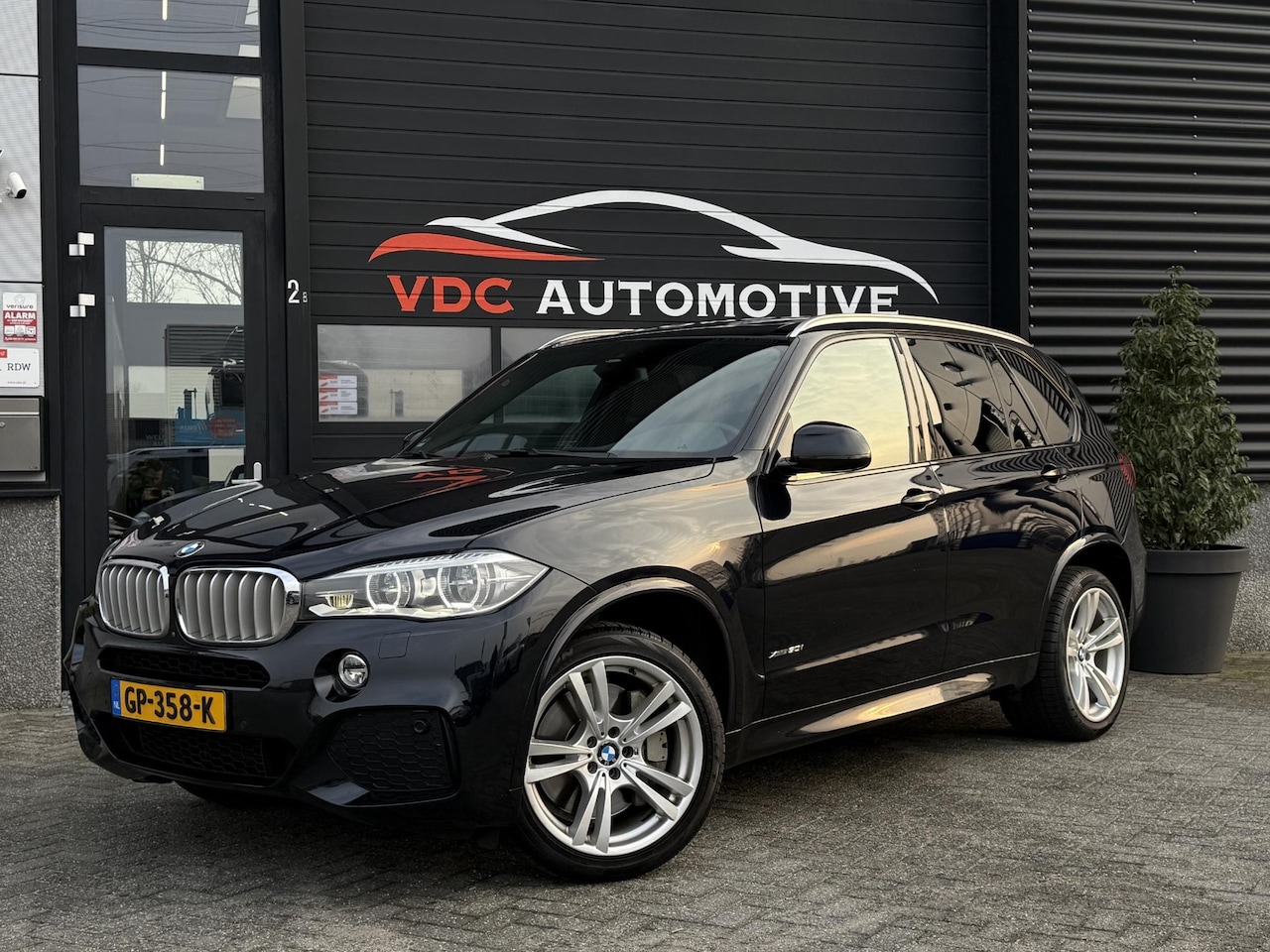 BMW X5 - xDrive50i M Sport MSport | Pano | Bang&Olufsen | Trekhaak | Memorystoelen | Zonnerollo's | - AutoWereld.nl