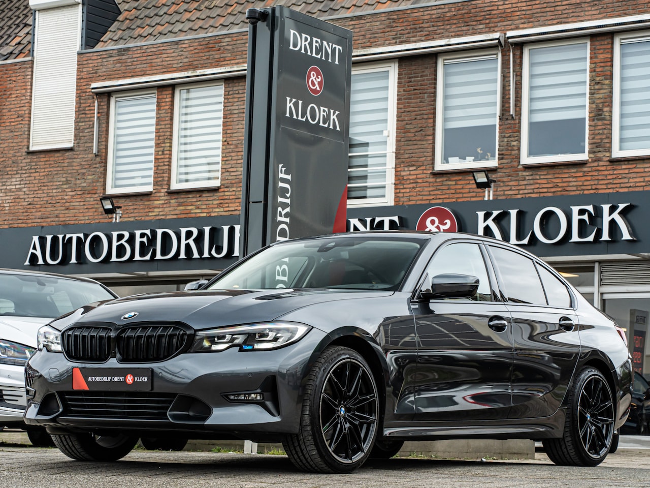 BMW 3-serie - 320i Executive Edition ORG NL 19 INCH SHADOW LINE TREKHAAK  APPLE CARPLAY LED - AutoWereld.nl