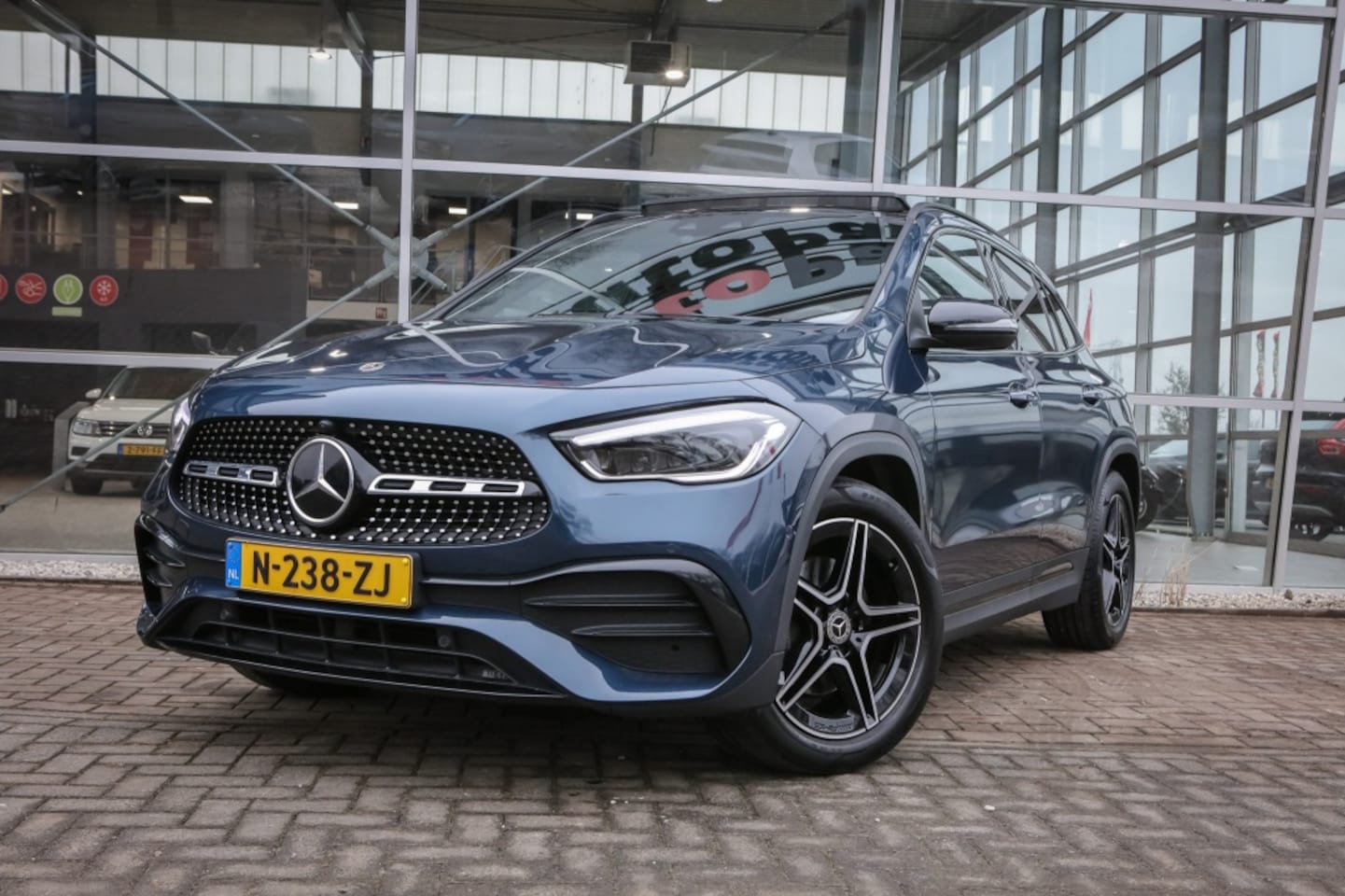 Mercedes-Benz GLA-Klasse - 180 AMG | Pano | Sfeerverlichting | - AutoWereld.nl