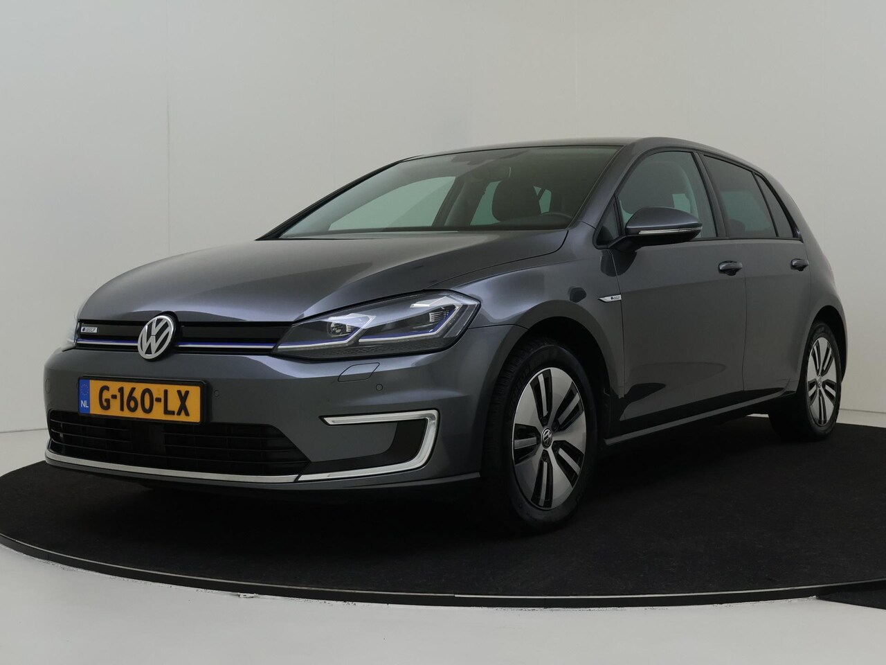 Volkswagen e-Golf - e-Golf | Warmtepomp | Achteruitrijcamera | Lederen bekleding | Stoelverwarming | Navigatie - AutoWereld.nl