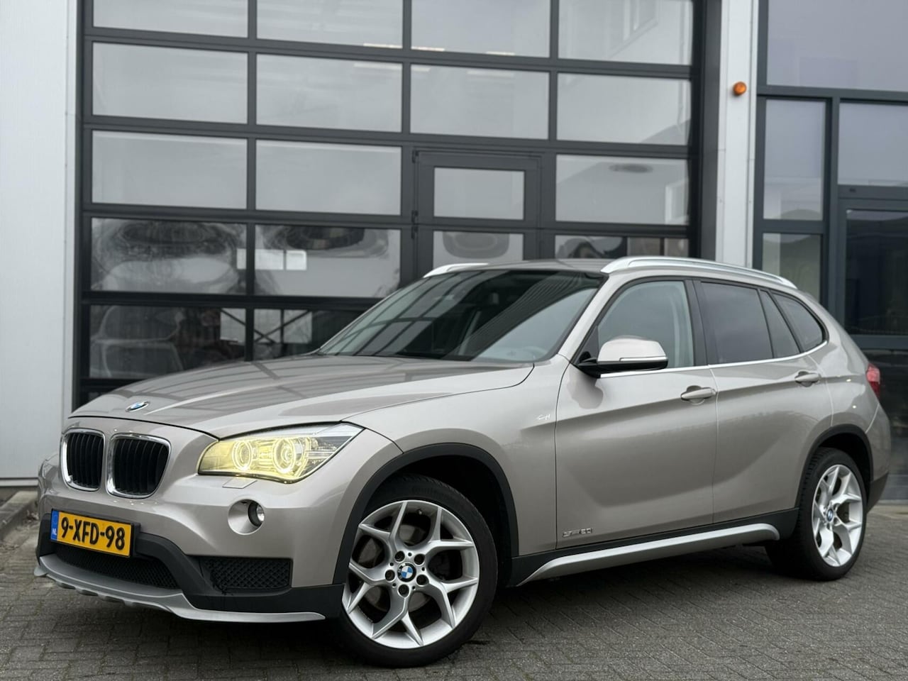 BMW X1 - 2.0 sDrive20i High Exc. AUT / Cruise / NAVI / LED /NL - AutoWereld.nl