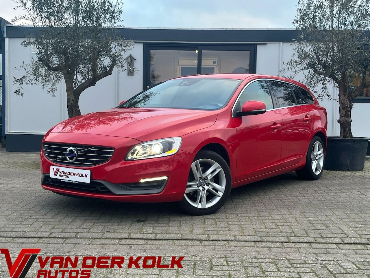 Volvo V60 - 1.6 T3 Momentum Automaat Camera LED Stoelverwarming Climate - AutoWereld.nl