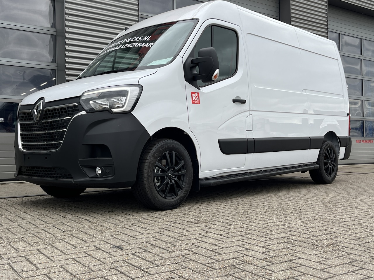 Renault Master - L2H2 150PK Red Edition LM Velgen 17 inch, Sidesteps inclusief ! BPM vrij ! - AutoWereld.nl