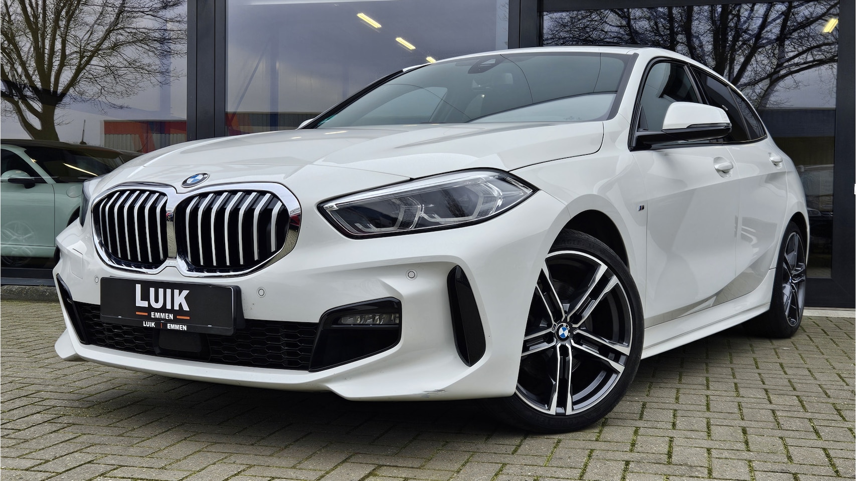 BMW 1-serie - 118i High Executive + M-SPORT + PANO DAK + M KUIPSTOELEN + DIG DASHBOARD - AutoWereld.nl