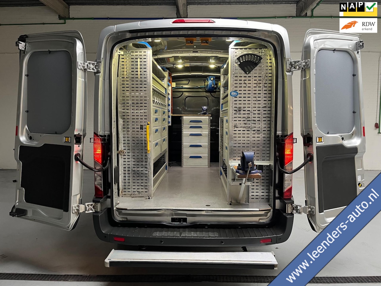 Ford Transit - SERVICEWAGEN 350 2.2 TDCI L2H2 TREND 3PERSOONS, SORTIMO INRICHTING AIRCO CAMERA GRIJS META - AutoWereld.nl