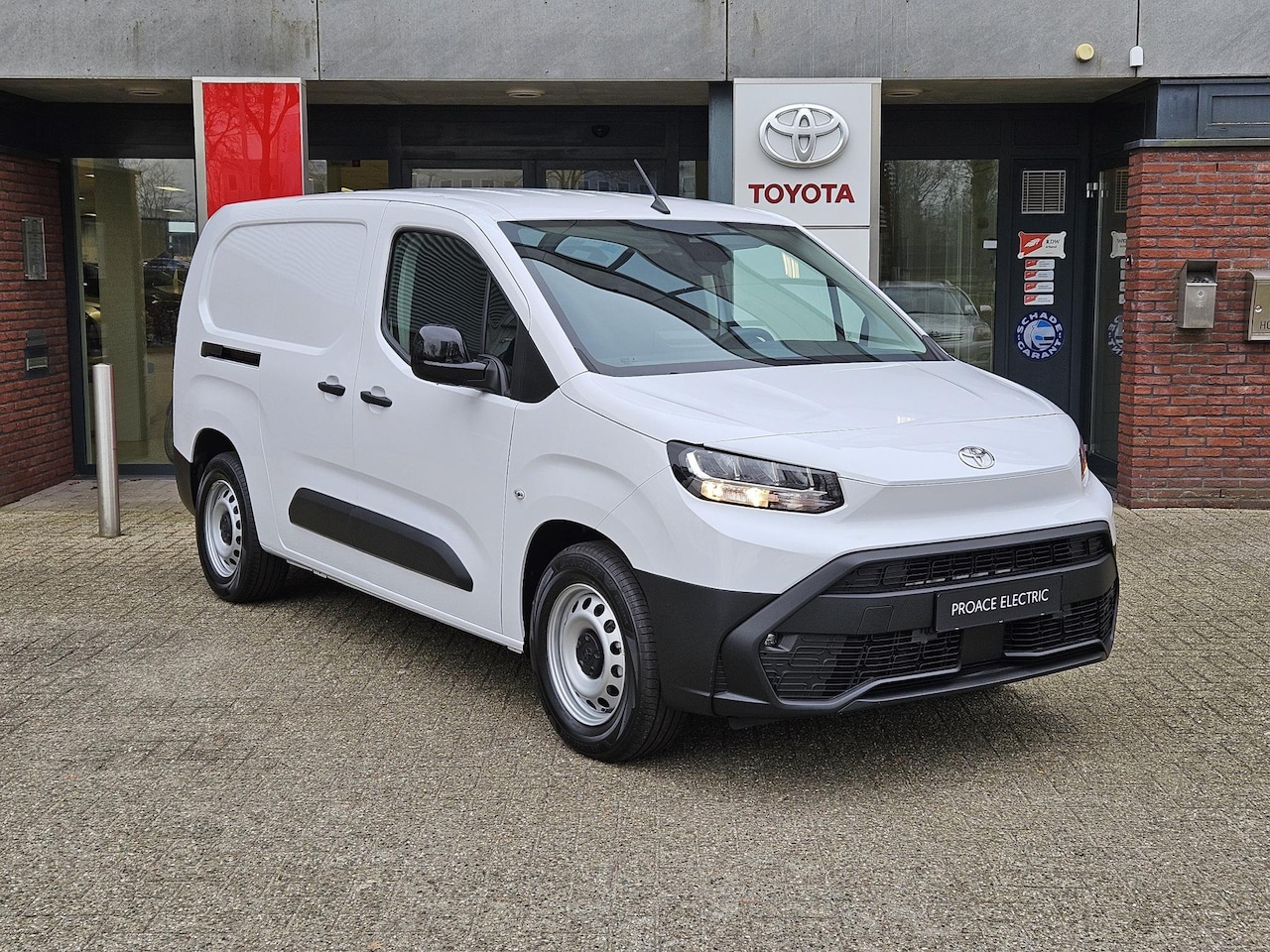 Toyota ProAce City - LONG Navigator 50 kWh NIEUW DIRECT LEVERBAAR BANK NAVI STUUR/STOELVERW CRUISE AIRCO APPLE/ - AutoWereld.nl