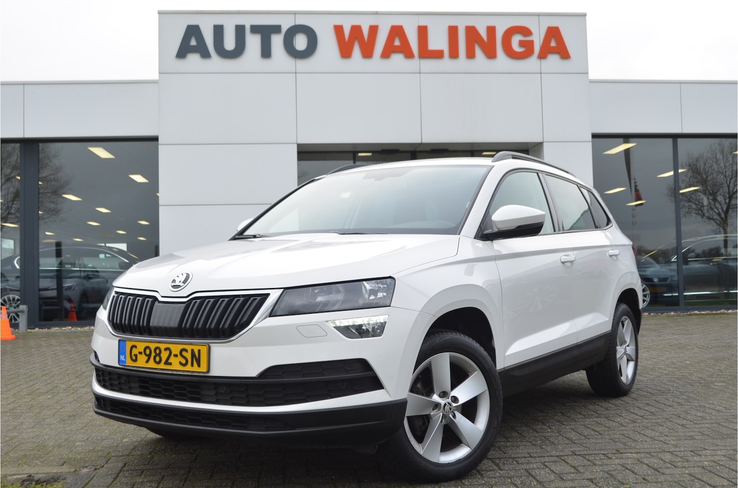 Skoda Karoq - 1.0 TSI Clever Edition Carplay | Adaptive Cruise | 17'' LMV | Stoelverwarming | Getint gla - AutoWereld.nl