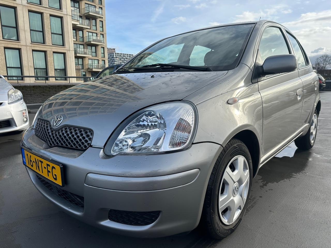 Toyota Yaris - 1.3 VVT-i Sol UNIEK! 32000KM NAP AUT Airco Dealer OH! Als Nieuw met Nieuwe banden - AutoWereld.nl