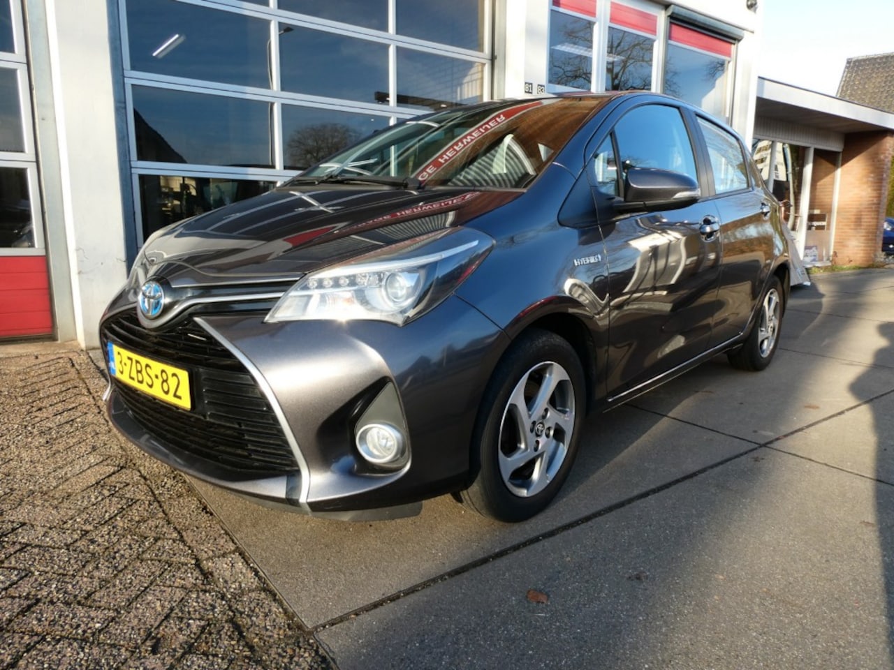 Toyota Yaris - 1.5 HYBRID LEASE Klima/Cruise/Camera/Navi - AutoWereld.nl