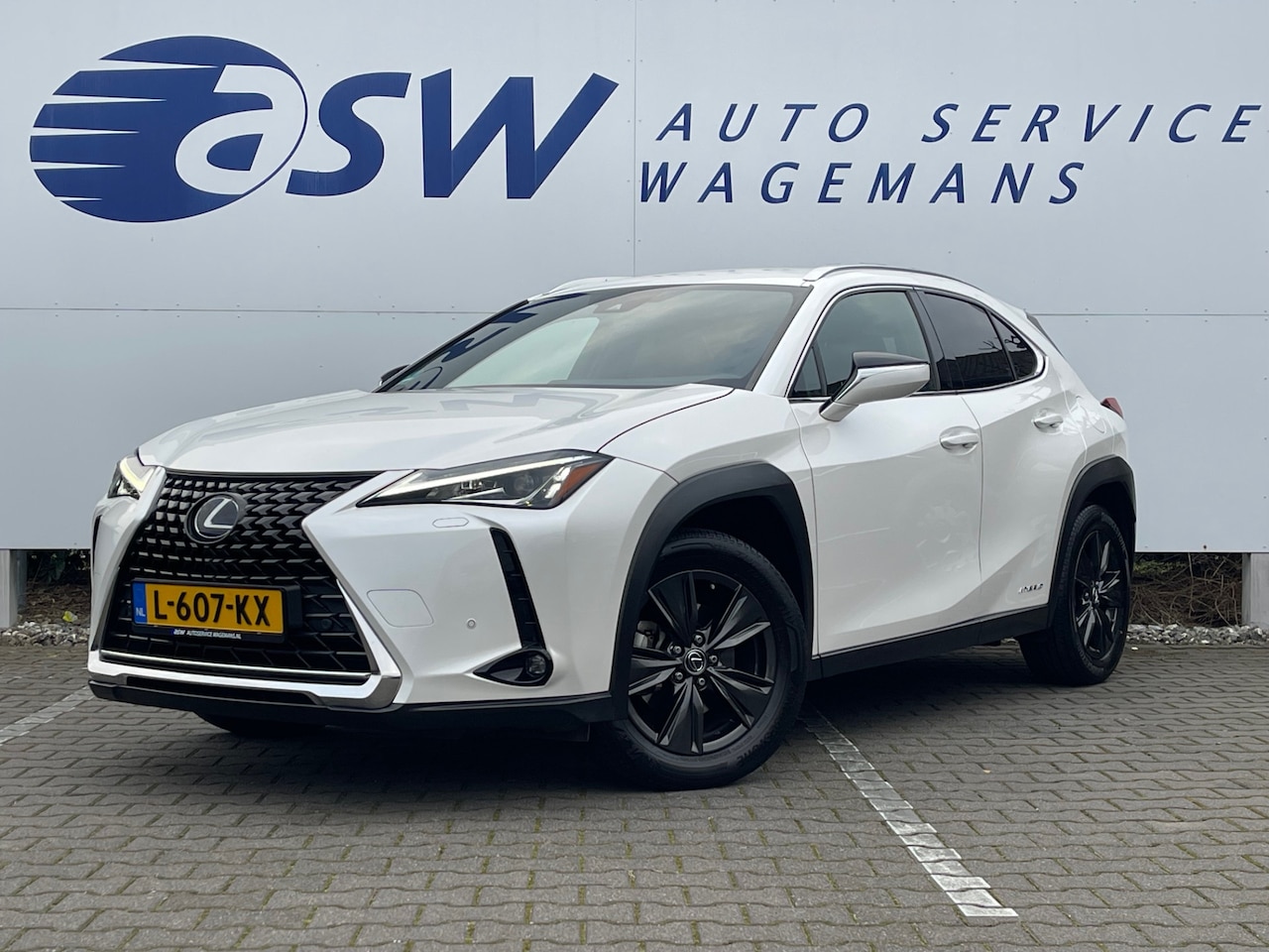 Lexus UX - 250h Business Line | Trekhaak | Parelmoer | CarPlay | Camera | LED | ACC - AutoWereld.nl