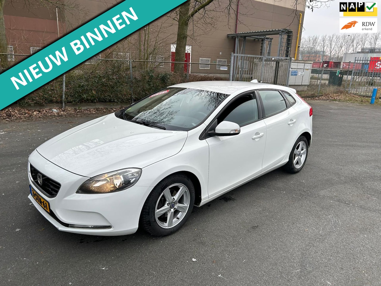 Volvo V40 - 1.6 D2 Momentum NETTE AUTO RIJDT EN SCHAKELT GOED - AutoWereld.nl