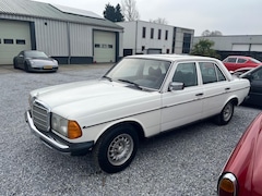 Mercedes-Benz 200-280 (W123) - 200