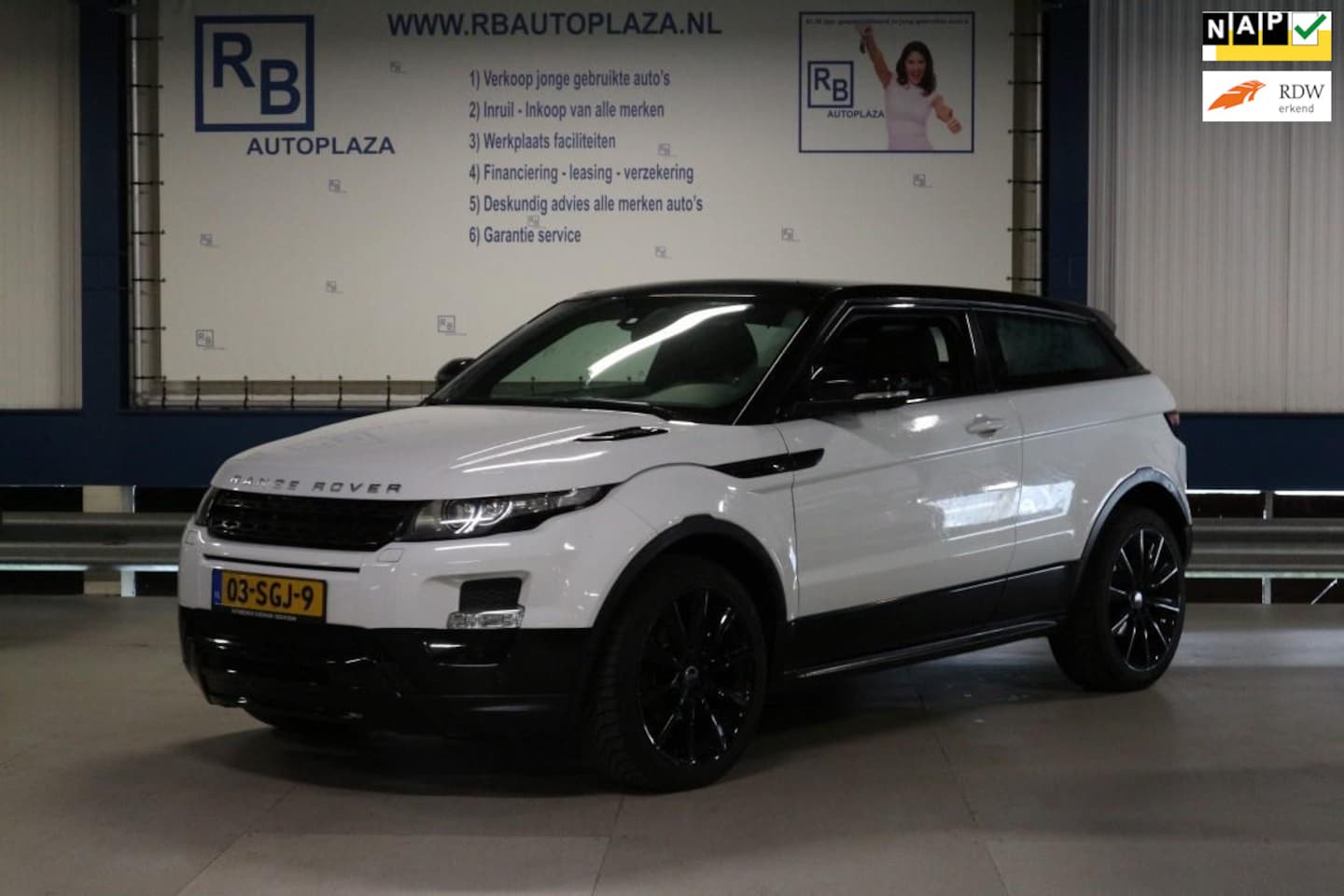 Land Rover Range Rover Evoque Coupé - 2.2 SD4 4WD Prestige / PANO / MEMORY / BLACK AND WHITE ! ! ! - AutoWereld.nl