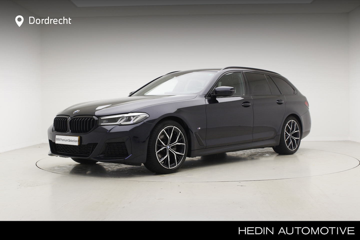 BMW 5-serie Touring - 520i M-Sport | Panorama | Laser | 19" | Camera - AutoWereld.nl