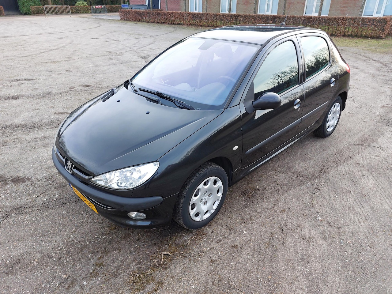 Peugeot 206 - 1.4-16V Gentry 5-deurs, airco, elek ramen en spiegels, trekhaak en APK tot 10/2025 - AutoWereld.nl