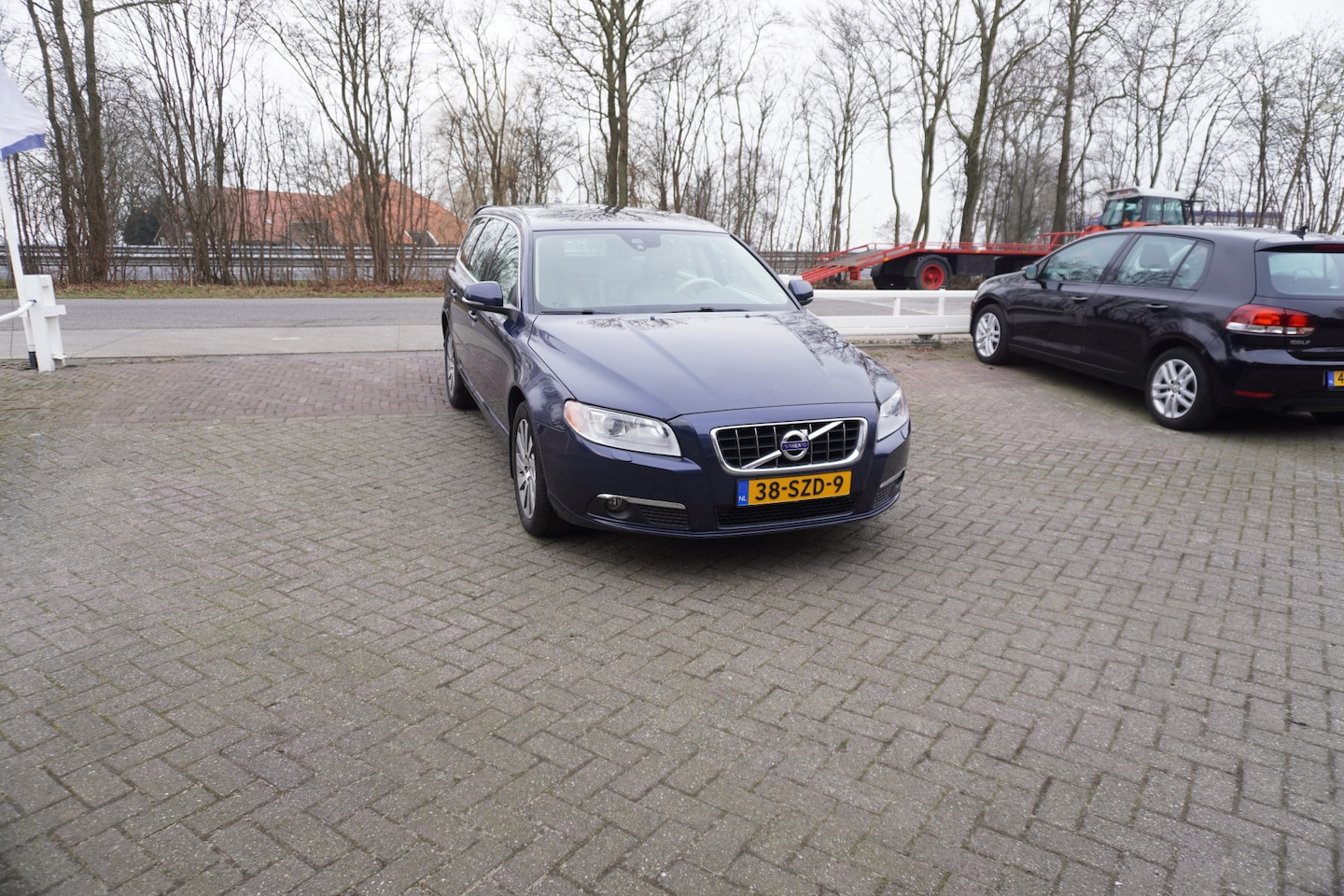 Volvo V70 - 1.6 T4 Limited Edition TREKHAAK AUTOMAAT STOELVERWARMING LEER - AutoWereld.nl