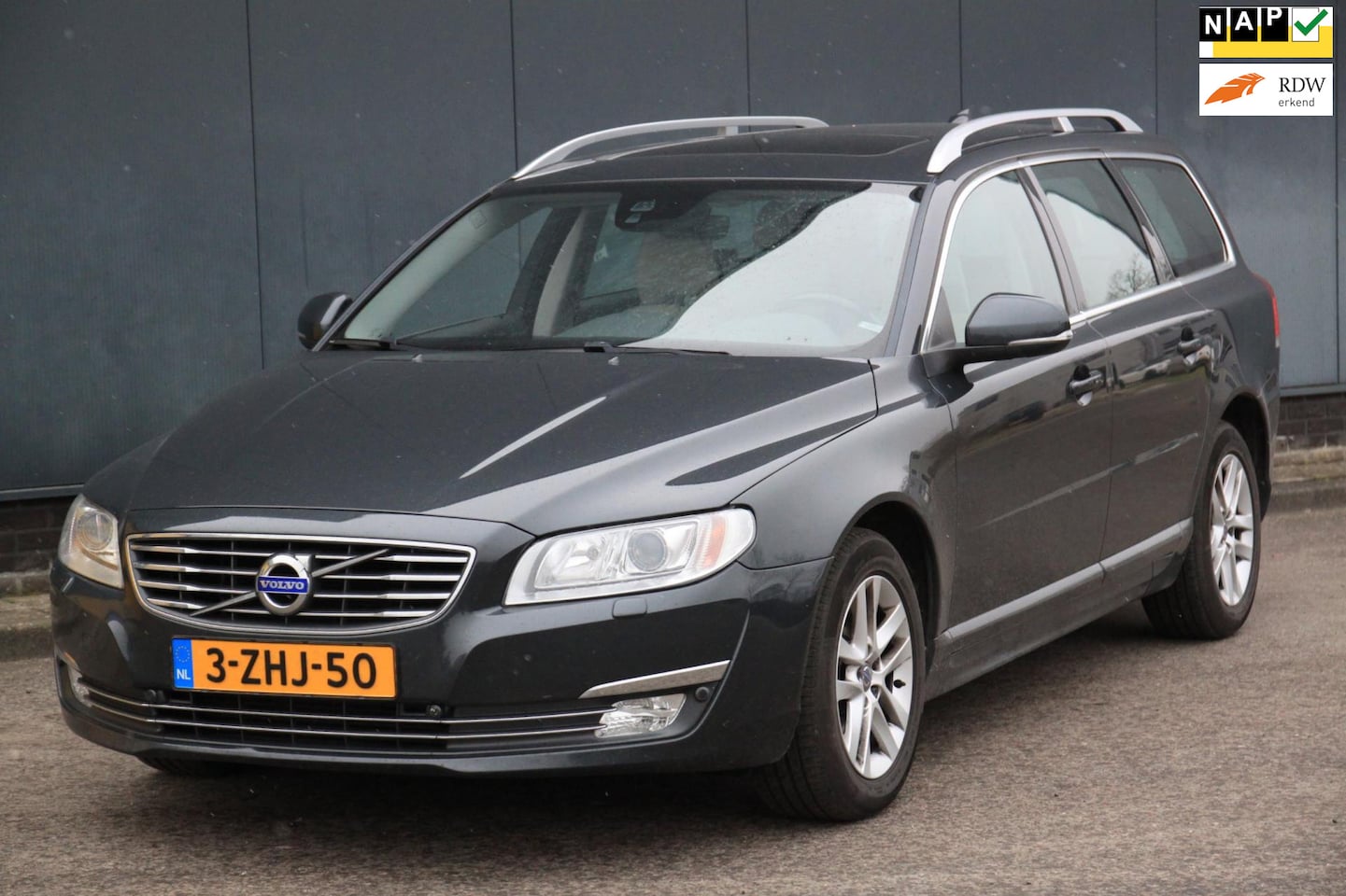 Volvo V70 - 2.0 D4 Nordic+ Elek-Dak/Xenon/Leer/Parkeersensor v,a/Trekhaak - AutoWereld.nl