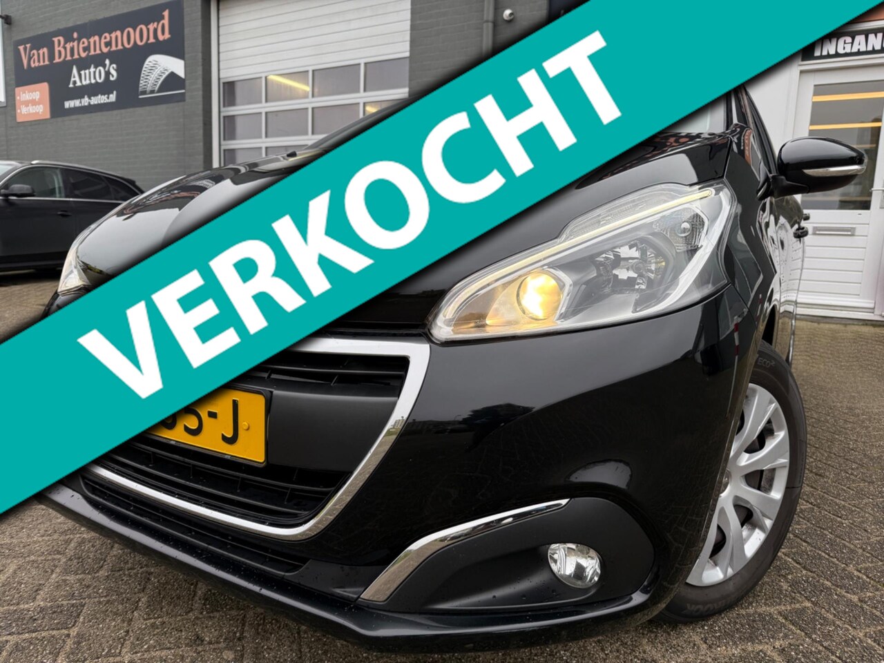 Peugeot 208 - 1.2 PureTech Blue Lion 5 drs met parkeersensoren en navigatie en bluetooth telefoon / medi - AutoWereld.nl