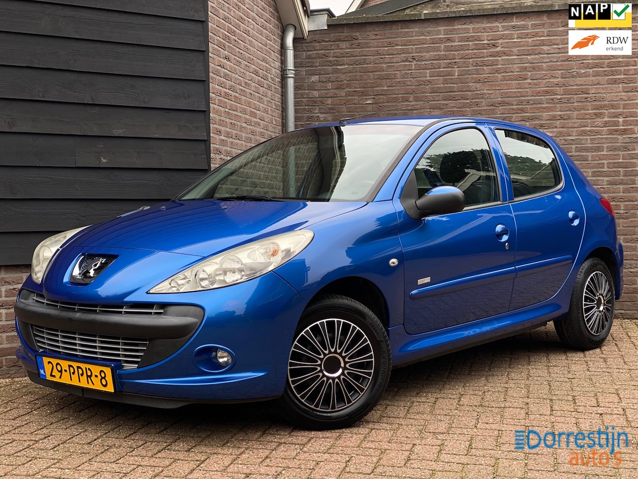 Peugeot 206 - 1.4 Millesim 200 Airco/Trekhaak/5-deurs/Cruise/Navigatie - AutoWereld.nl