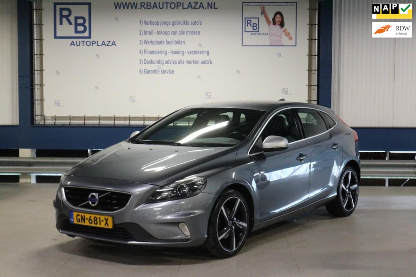 Volvo V40 - 2.0 D2 R-Design Business / UNIEK MOOIE STAAT ! ! ! - AutoWereld.nl