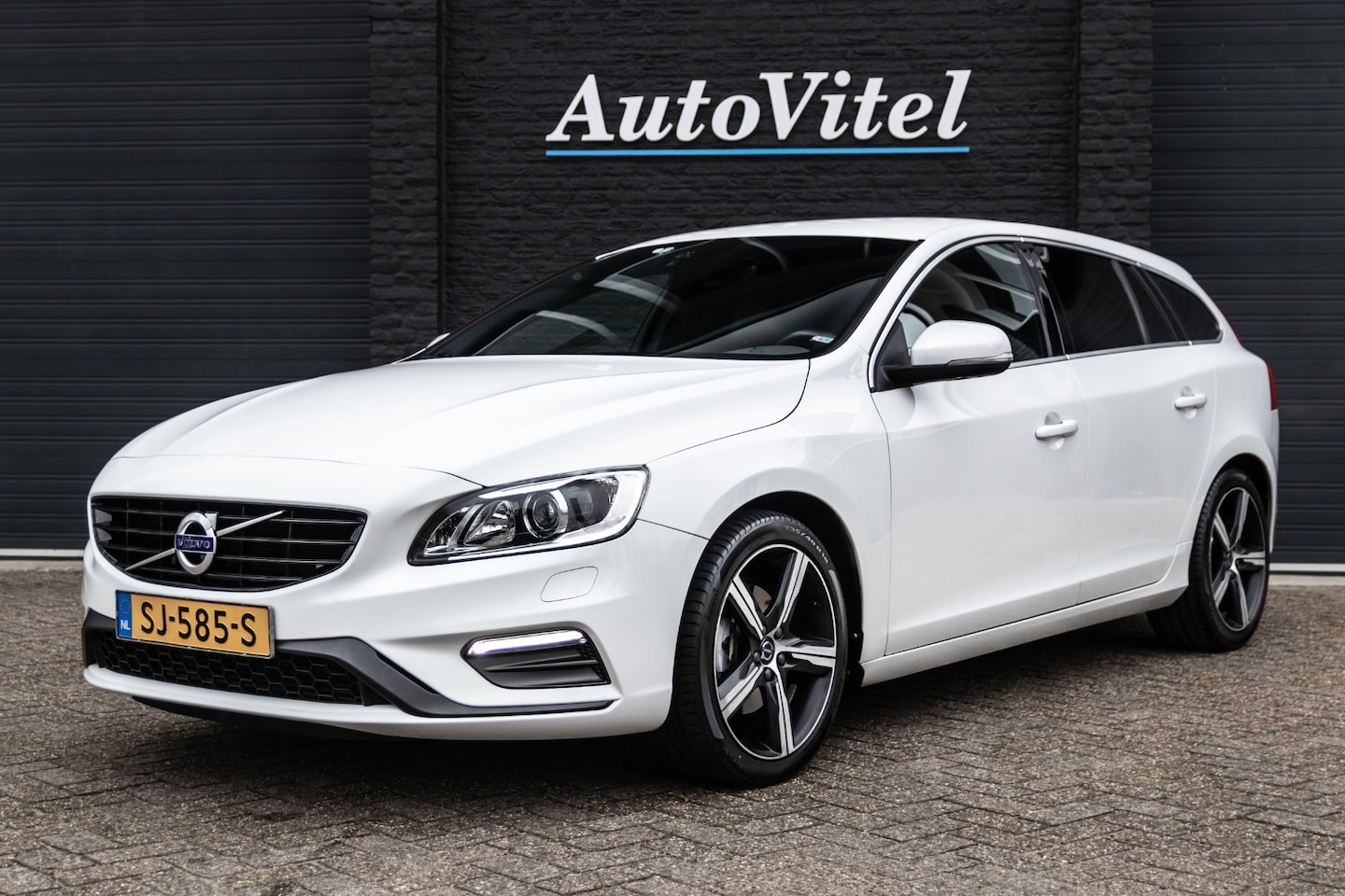 Volvo V60 - 2.0 T4 R-Design | Stoelverwarming | Bi-Xenon | Cruise Control | Trekhaak | Navi - AutoWereld.nl