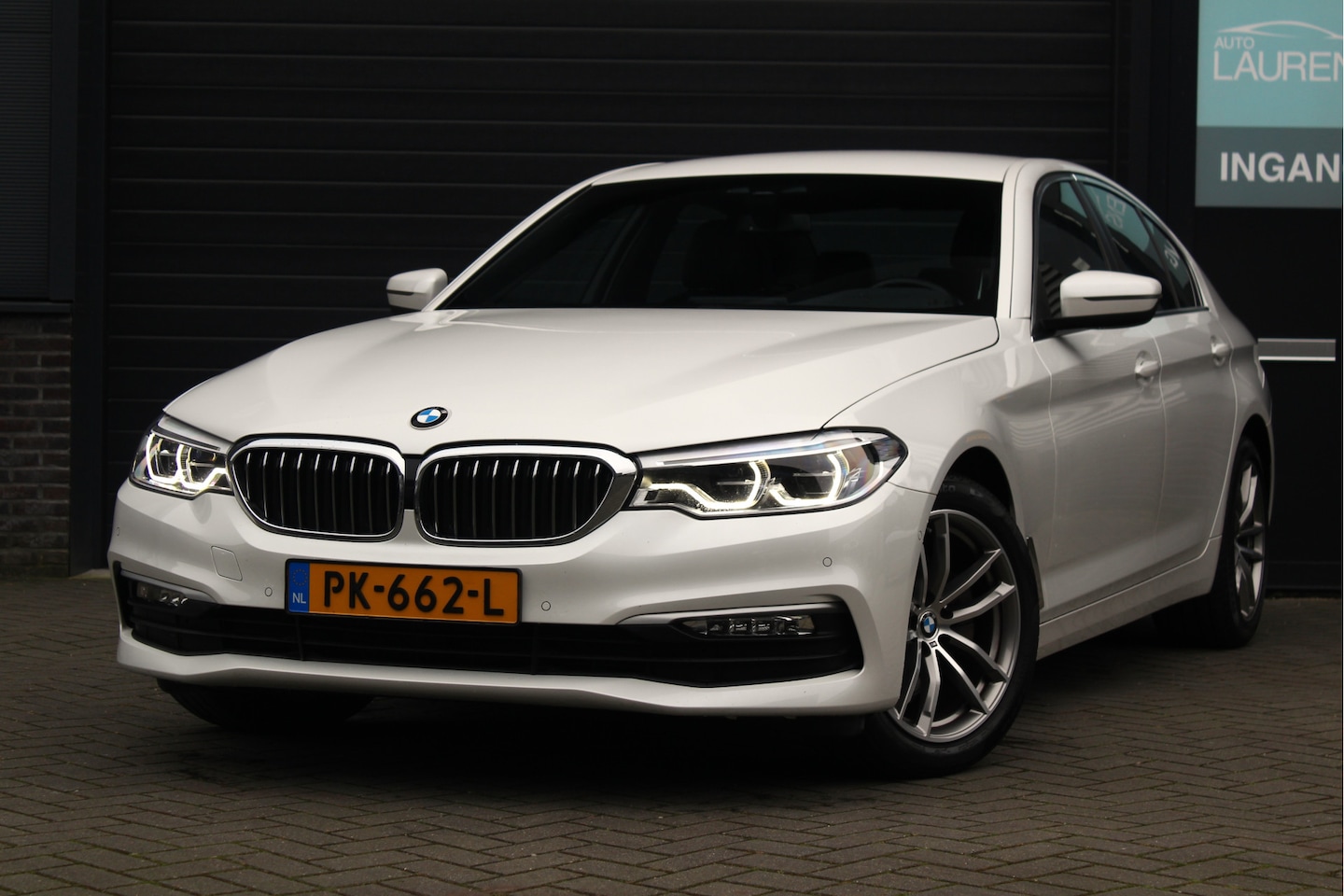 BMW 5-serie - 520i High Executive | Leder | Camera | Memory | Adaptive LED - AutoWereld.nl