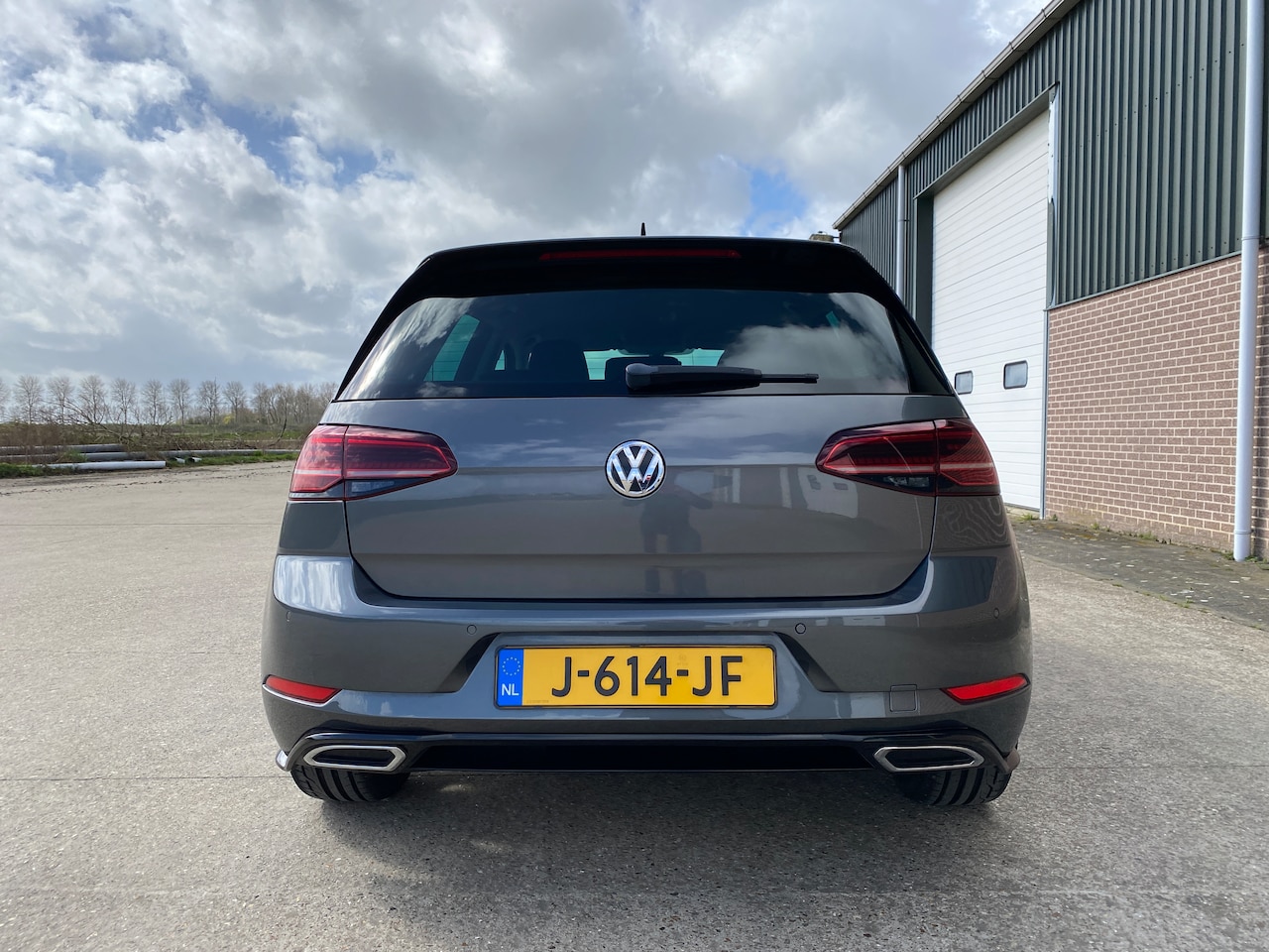 Volkswagen Golf - 1.0 TSI Highline Uitgevoerd in R-Line - AutoWereld.nl