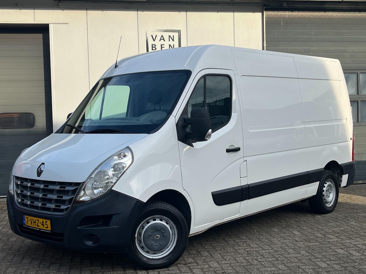 Renault Master - T35 2.3 dCi L2H2 Airco Cruise Trekhaak - AutoWereld.nl